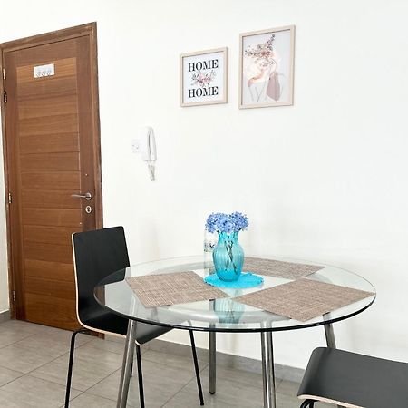 Sun Julz Apartments On The Beach Paphos Bagian luar foto