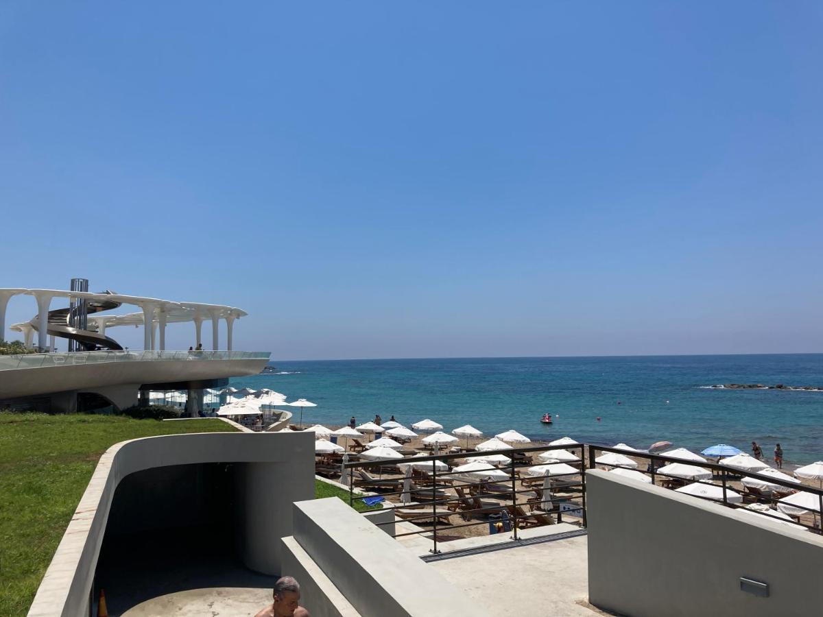Sun Julz Apartments On The Beach Paphos Bagian luar foto