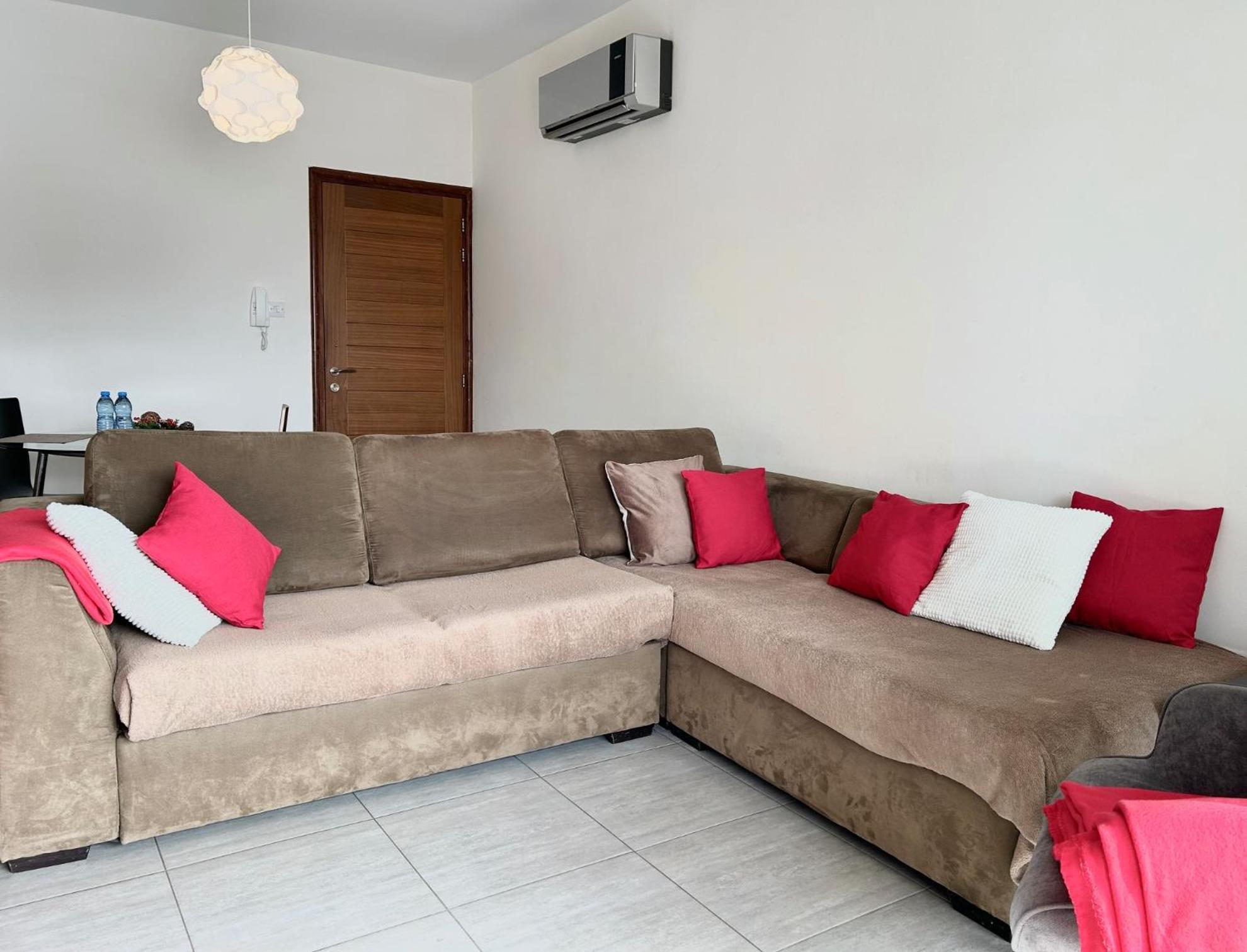 Sun Julz Apartments On The Beach Paphos Bagian luar foto