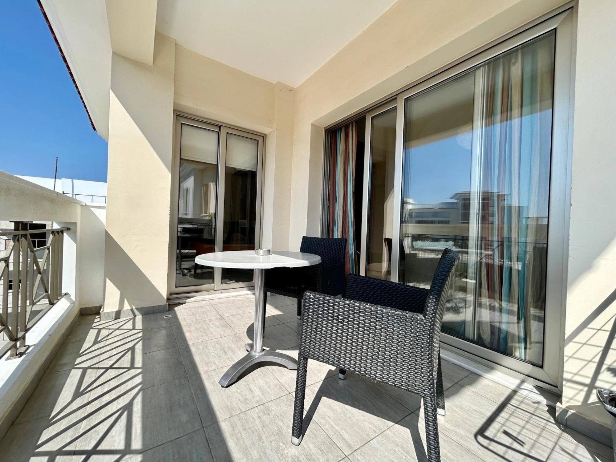 Sun Julz Apartments On The Beach Paphos Bagian luar foto