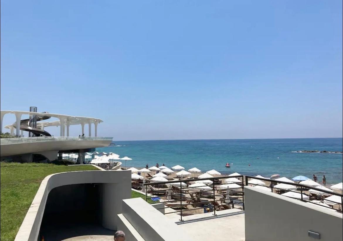 Sun Julz Apartments On The Beach Paphos Bagian luar foto