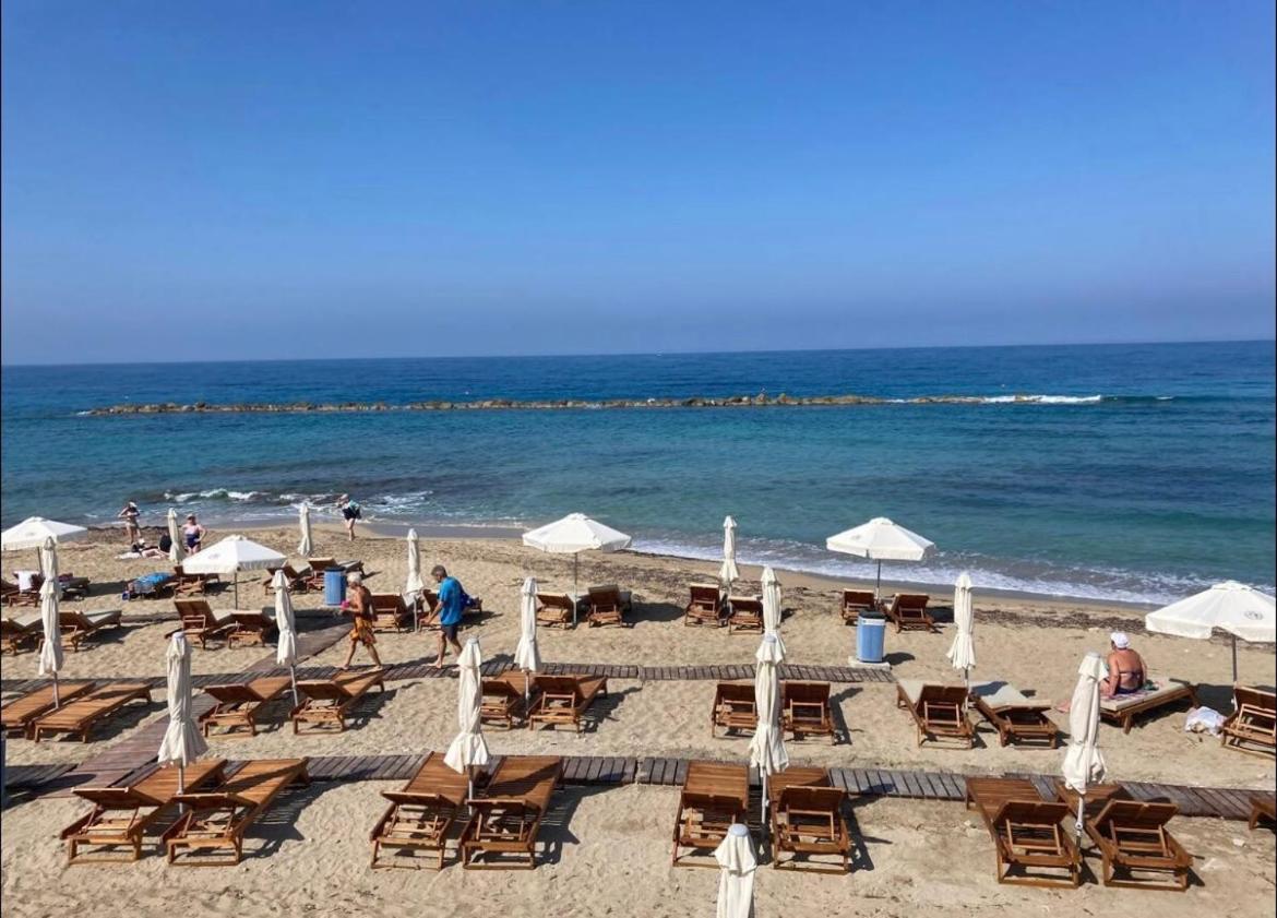 Sun Julz Apartments On The Beach Paphos Bagian luar foto