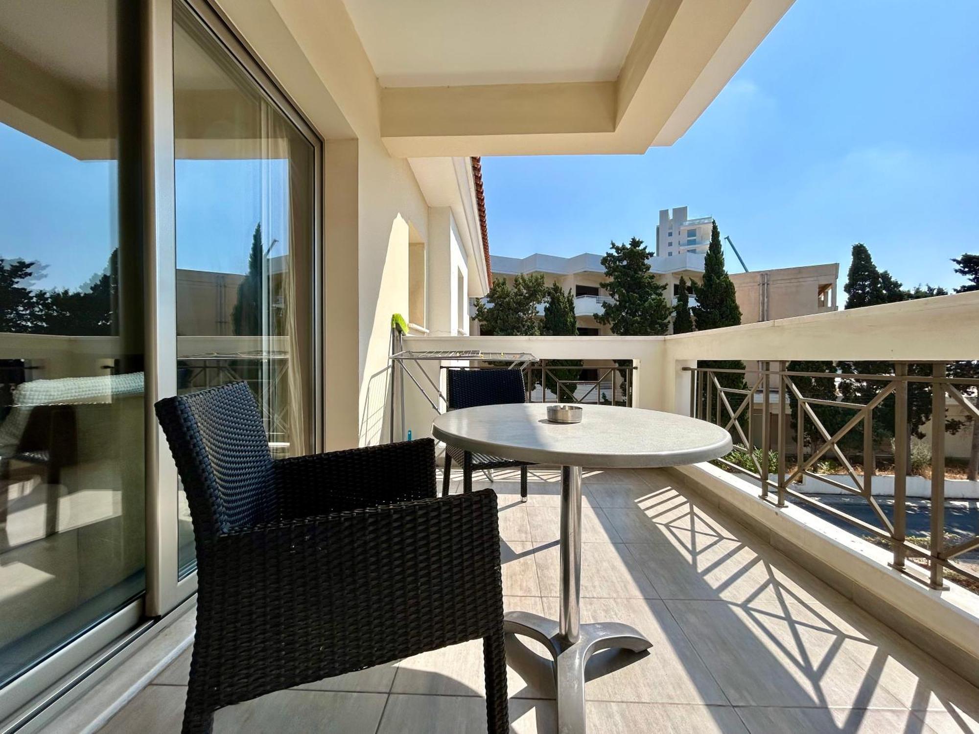 Sun Julz Apartments On The Beach Paphos Bagian luar foto
