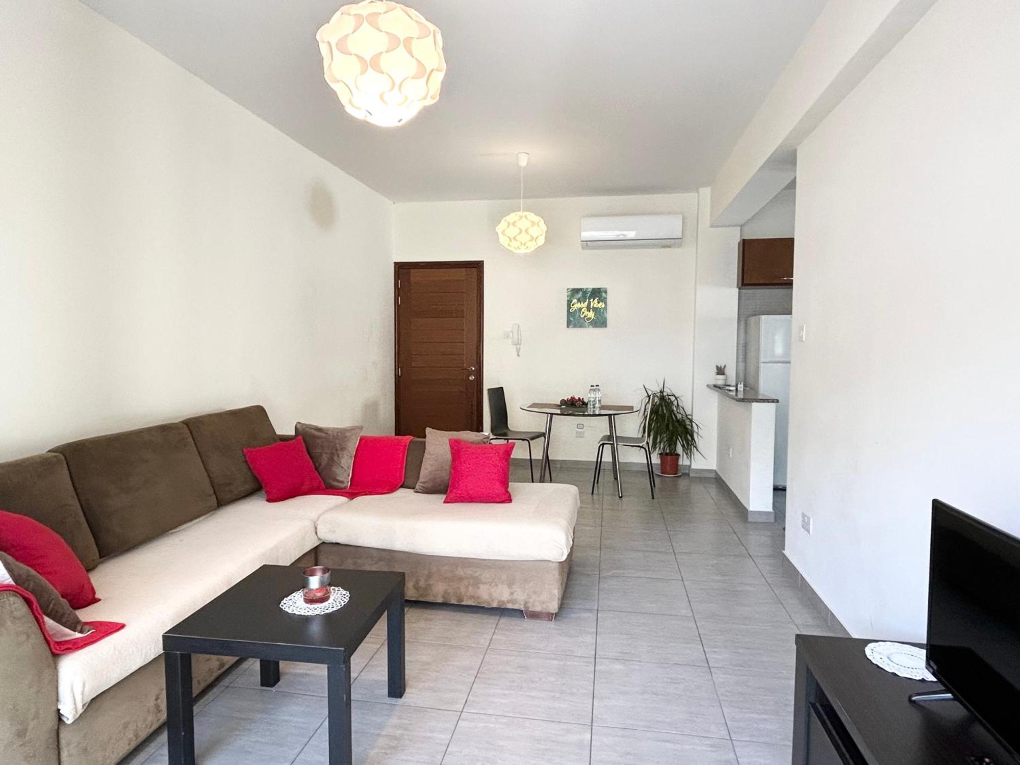 Sun Julz Apartments On The Beach Paphos Bagian luar foto