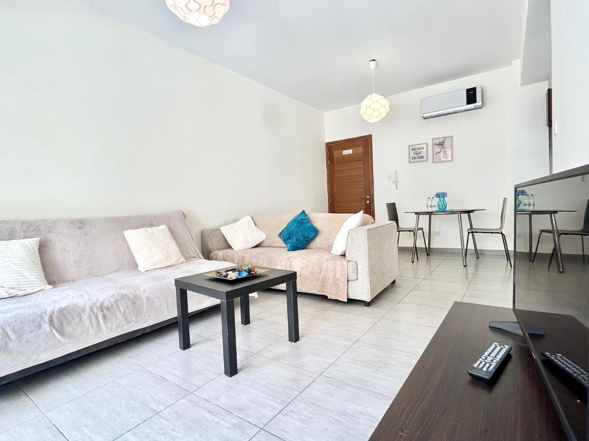 Sun Julz Apartments On The Beach Paphos Bagian luar foto