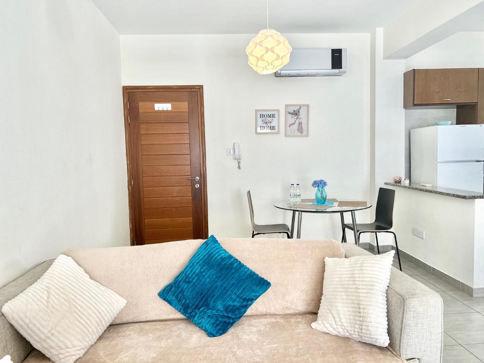 Sun Julz Apartments On The Beach Paphos Bagian luar foto