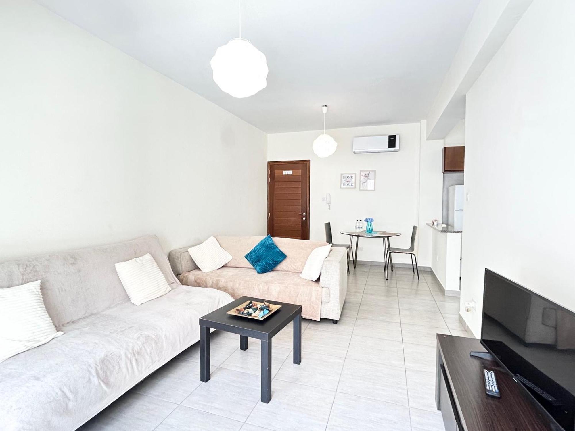 Sun Julz Apartments On The Beach Paphos Bagian luar foto