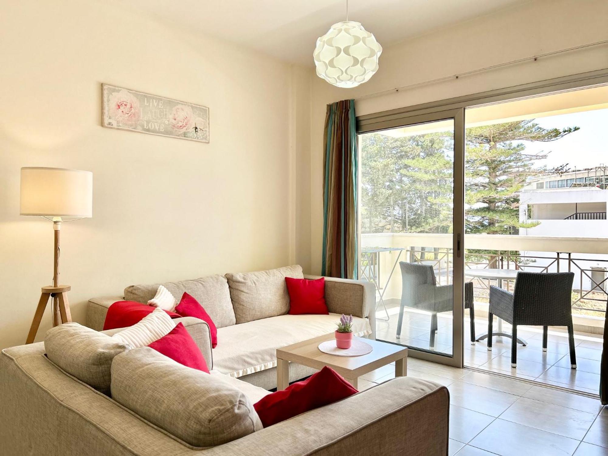Sun Julz Apartments On The Beach Paphos Bagian luar foto