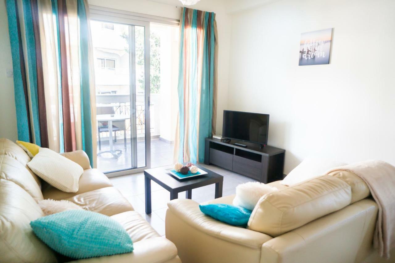 Sun Julz Apartments On The Beach Paphos Bagian luar foto