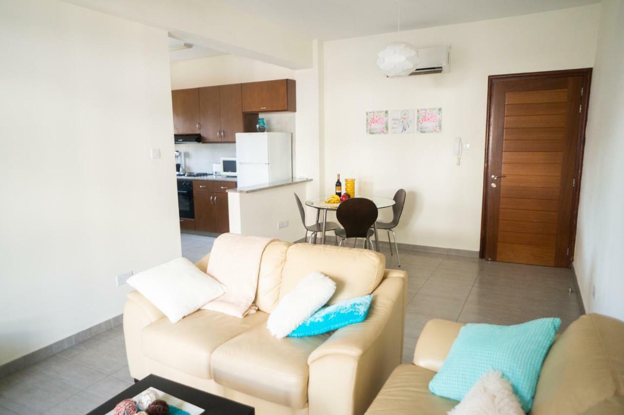 Sun Julz Apartments On The Beach Paphos Bagian luar foto