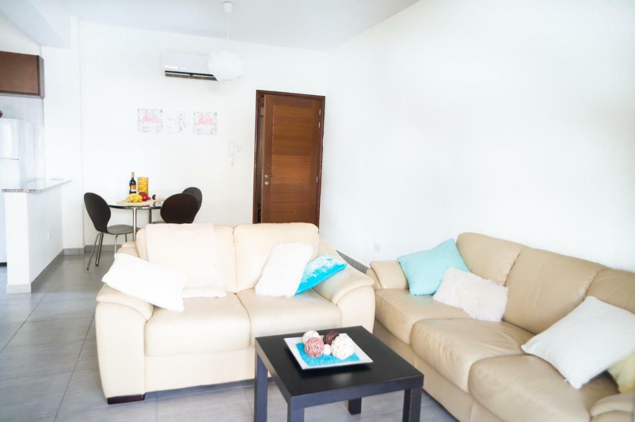 Sun Julz Apartments On The Beach Paphos Bagian luar foto