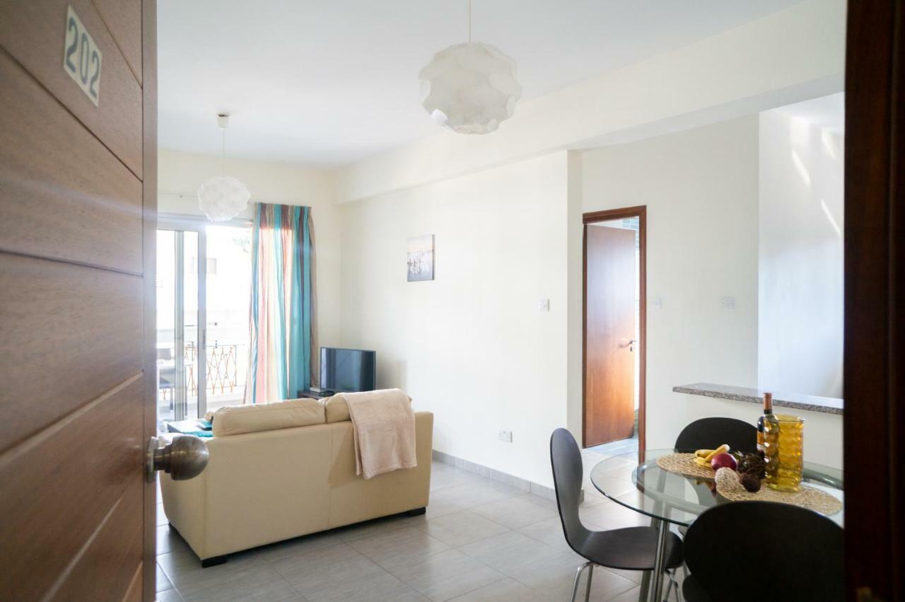 Sun Julz Apartments On The Beach Paphos Bagian luar foto