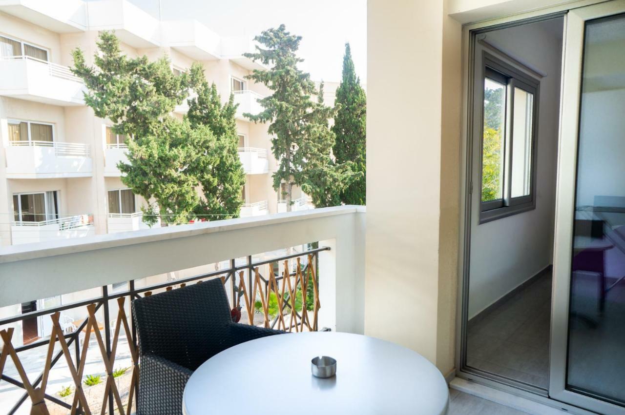 Sun Julz Apartments On The Beach Paphos Bagian luar foto